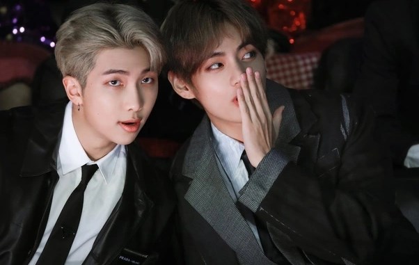RM và V BTS chính thức xuất ngũ, người hâm mộ vây kín chào đón