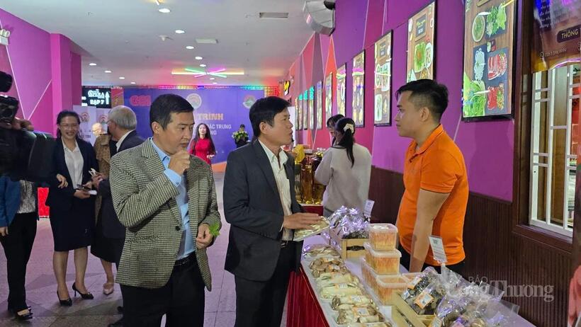 Các đại biểu tham quan gian hàng tại chương trình triển lãm. Ảnh: Lê Sơn