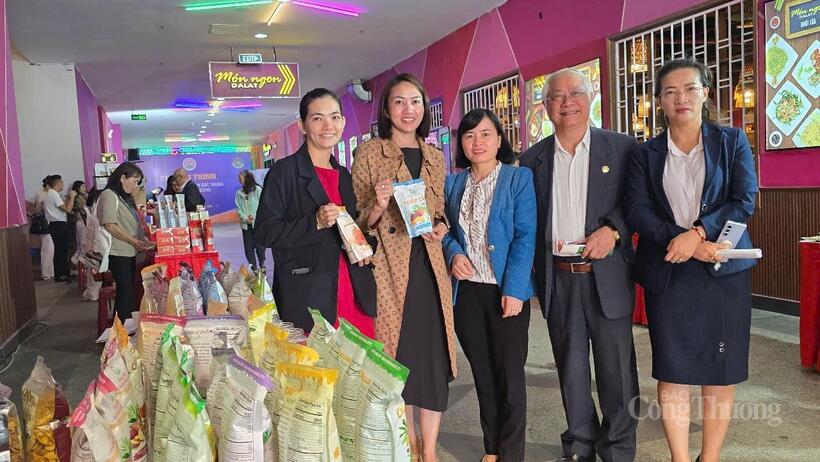 Các đại biểu, du khách tham quan, tìm hiểu về các sản phẩm đặc trưng tỉnh Lâm Đồng. Ảnh: Duy Tín