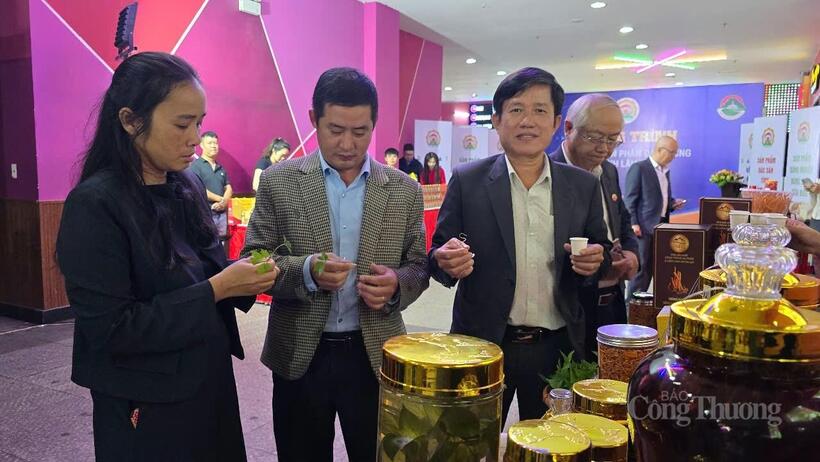 Ba nhóm sản phẩm chính tại triển lãm: sản phẩm công nghiệp nông thôn tiêu biểu; sản phẩm đặc trưng của Đà Lạt; sản phẩm nhãn hiệu “Đà Lạt - Kết tinh kỳ diệu từ đất lành”. Ảnh: Lê Sơn