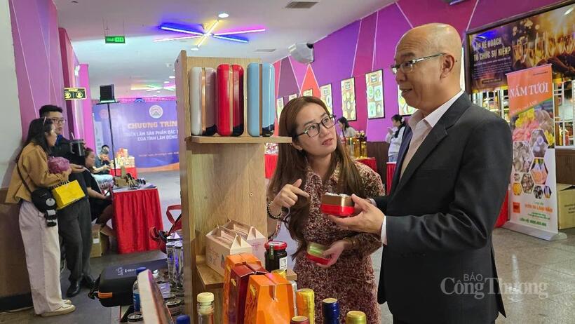 Các đại biểu, du khách tham quan, tìm hiểu về các sản phẩm đặc trưng tỉnh Lâm Đồng. Ảnh: Duy Tín