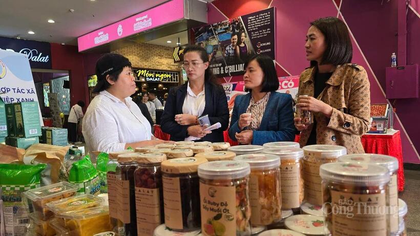 Chương trình triển lãm sản phẩm đặc trưng tỉnh Lâm Đồng quy tụ 27 gian hàng của 27 doanh nghiệp, hợp tác xã. Ảnh: Duy Tín