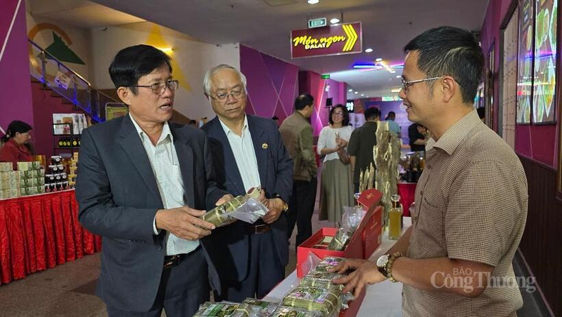 Các đại biểu tham quan gian hàng tại chương trình triển lãm. Ảnh: Lê Sơn