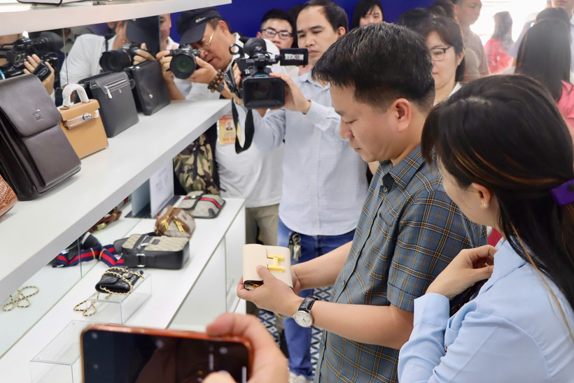 Các sản phẩm trưng bày bao gồm: Túi xách, ví da, giày dép, đồng hồ, nước hoa, mỹ phẩm… có bao bì, logo, tem nhãn xâm phạm quyền sở hữu trí tuệ...
