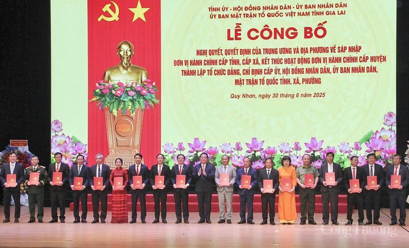 Đồng chí Nguyễn Trọng Nghĩa, Ủy viên Bộ Chính trị, Trưởng Ban Tuyên giáo và Dân vận Trung ương trao các quyết định về lãnh đạo, nhân sự tỉnh Gia Lai. Ảnh: Hiền Mai