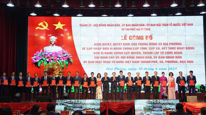 TP. Hải Phòng trao các Quyết định cấp xã, phường, đặc khu
