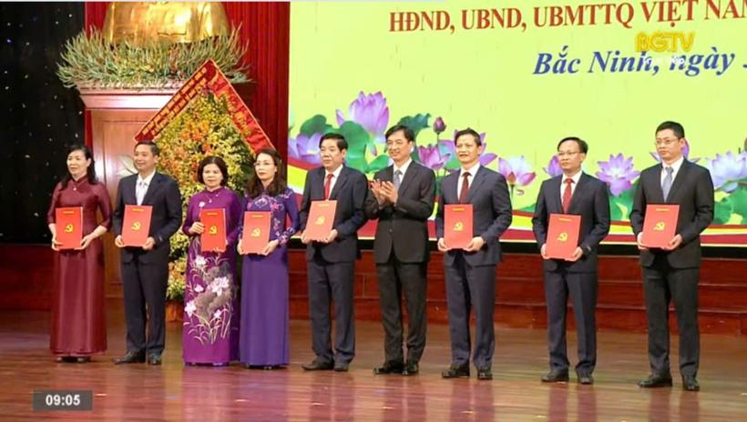 Ủy viên Bộ Chính trị, Bí thư Trung ương Đảng, Chủ nhiệm Ủy ban Kiểm tra Trung ương Nguyễn Duy Ngọc trao quyết định cho lãnh đạo tỉnh Bắc Ninh (mới). Ảnh: Bắc Giang TV