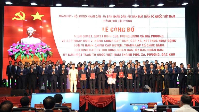 Thủ tướng Chính phủ Phạm Minh Chính trao các quyết định tại lễ công bố