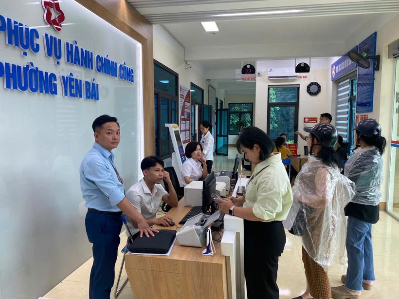 Hình ảnh ghi nhận buổi sáng làm việc đầu tiên tại Trung tâm hành chính công phường Yên Bái