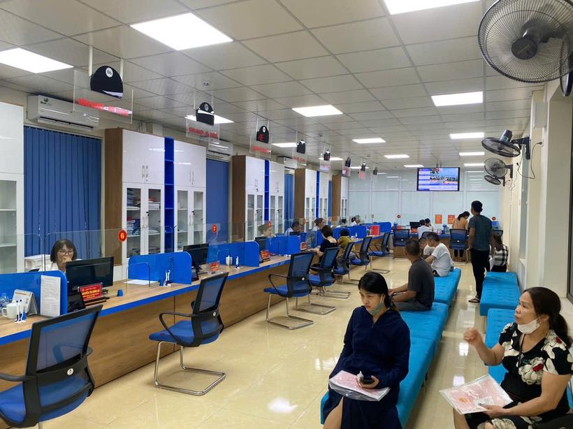 Người dân đến làm thủ tục từ rất sớm