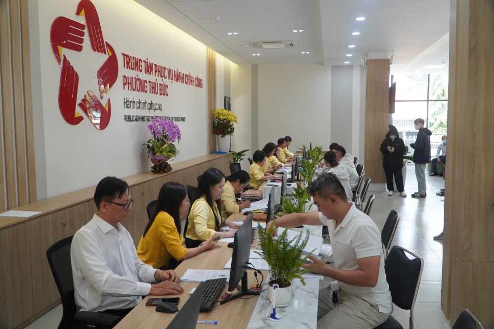 Trung tâm được bố trí cơ sở vật chất khang trang, hiện đại với đầy đủ trang thiết bị đồng bộ, bố trí đội ngũ cán bộ, công chức chuyên nghiệp, trách nhiệm, làm việc theo quy trình chuẩn, đảm bảo chất lượng và tiến độ giải quyết hồ sơ. Ảnh: Anh Tú