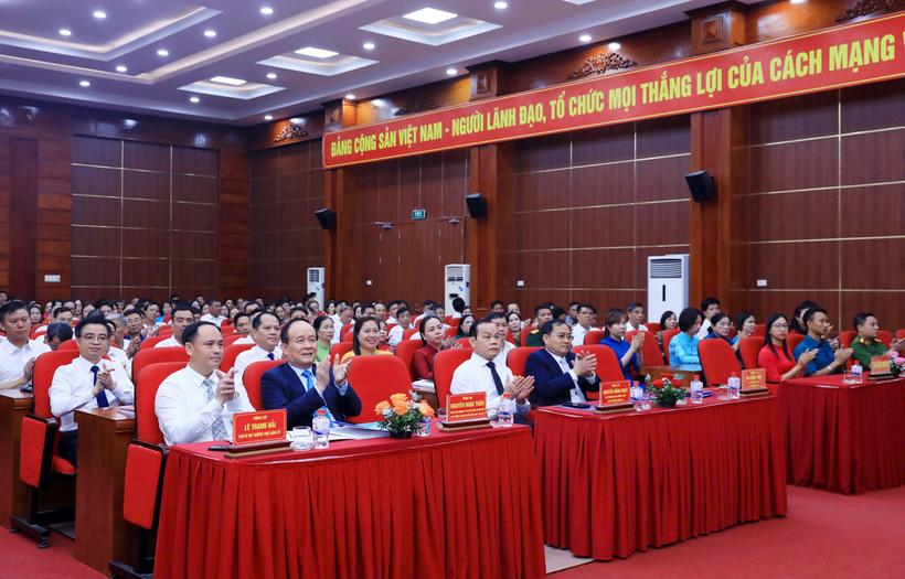 Lãnh đạo TP. Hà Nội và các đại biểu dự kỳ họp thứ nhất của HĐND xã Phú Xuyên, khóa I, nhiệm kỳ 2021-2026. Ảnh: LN