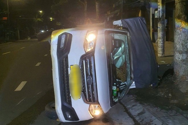 Xe tải nhỏ lật ngang sau va chạm với xe môtô ở TPHCM