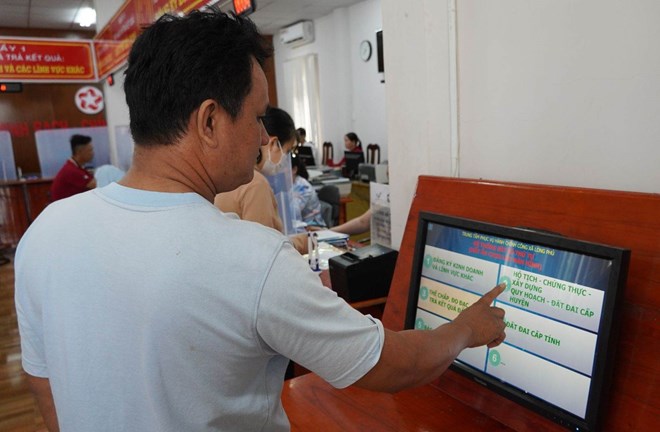 Hết cảnh chen chúc, đợi chờ làm thủ tục hành chính