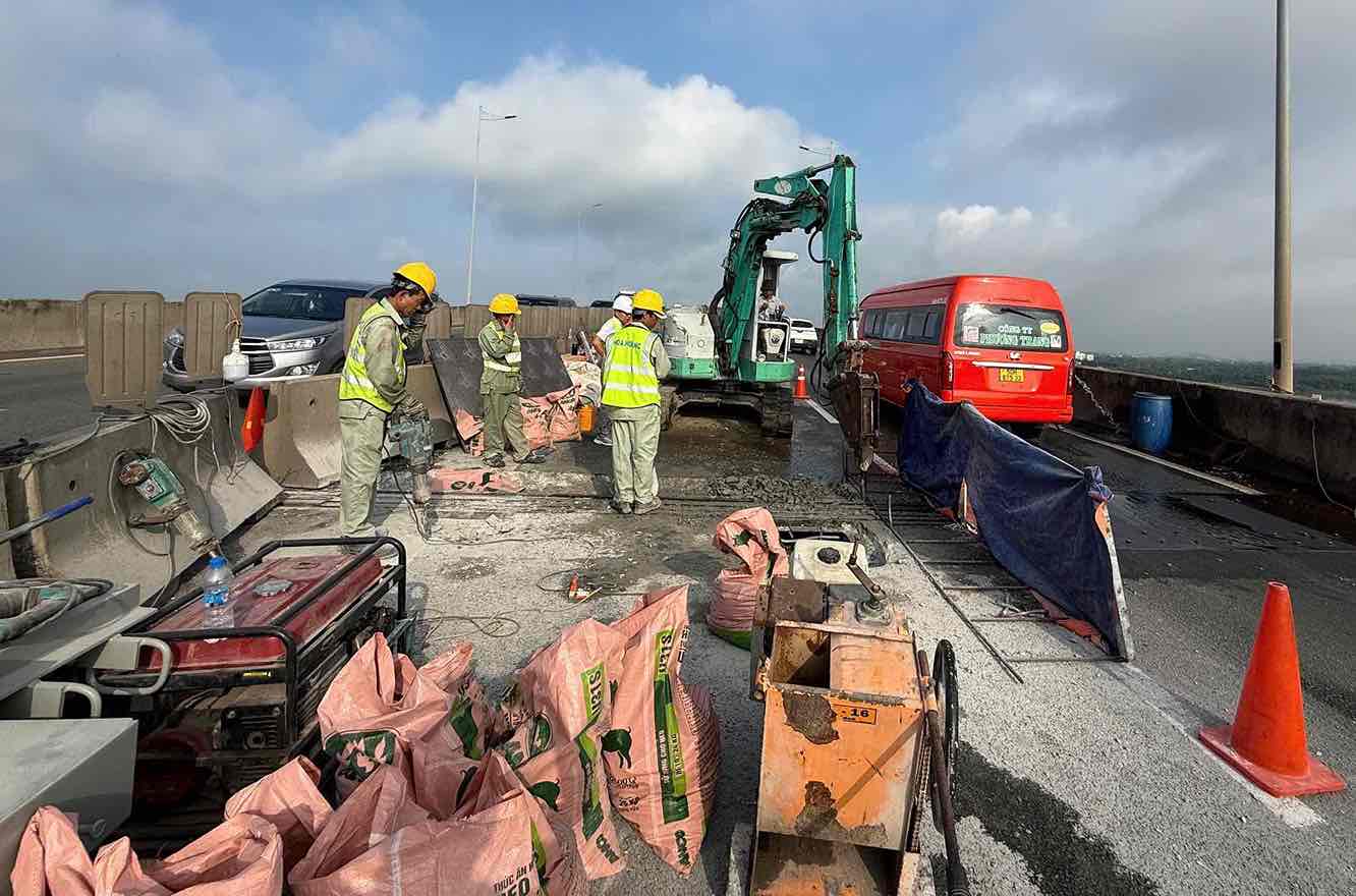 Sửa cầu Long Thành trên cao tốc TPHCM - Long Thành - Dầu Giây. Ảnh: VEC-E