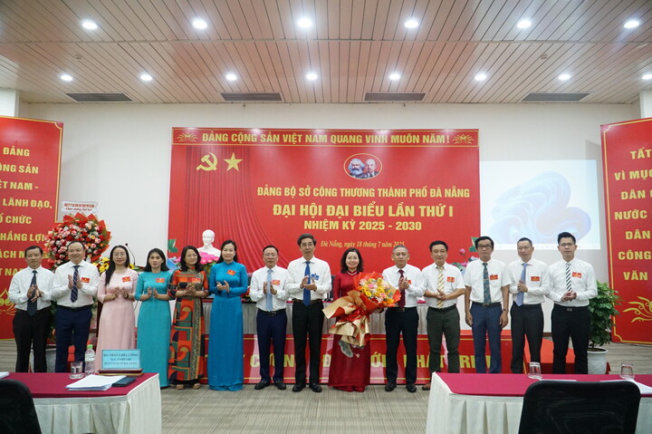 Phó Chủ tịch UBND thành phố Đà Nẵng Trần Chí Cường trao hoa chúc mừng ra mắt Ban Chấp hành Đảng bộ Sở Công Thương thành phố Đà Nẵng nhiệm kỳ 2025 - 2030. Ảnh: Vũ Lê