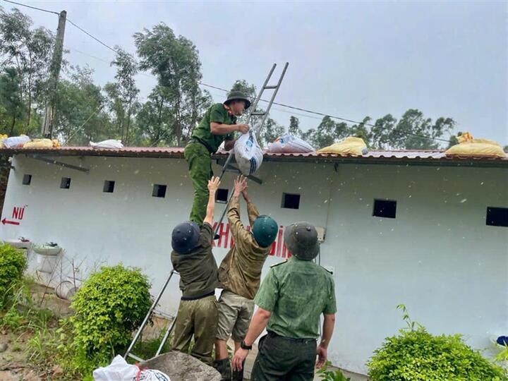 Công an tỉnh Bắc Ninh giúp dân ứng phó, phòng chống bão số 3 - 3