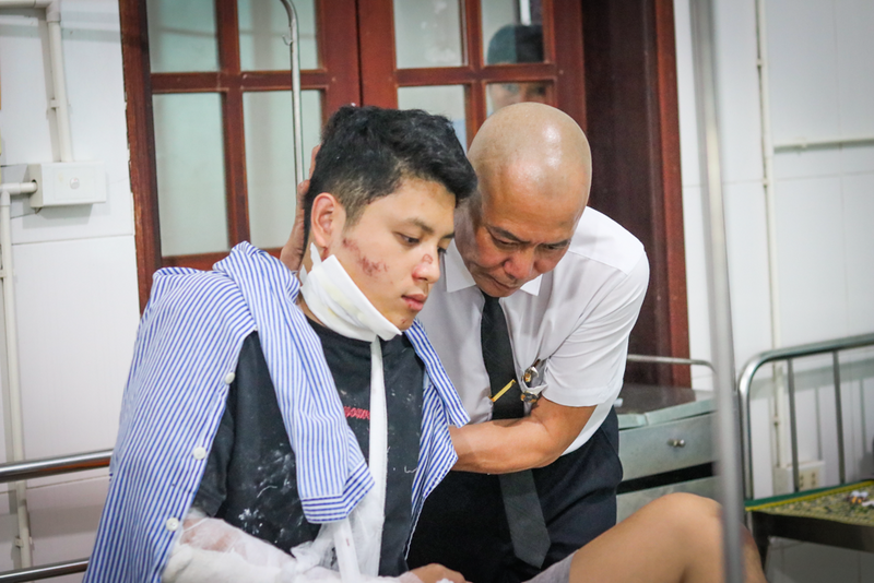 Ông Nguyễn Thái Nam vượt 400km vào Hà Tĩnh để chăm sóc con, đưa thi thể vợ về quê. Ảnh: Trọng Tùng