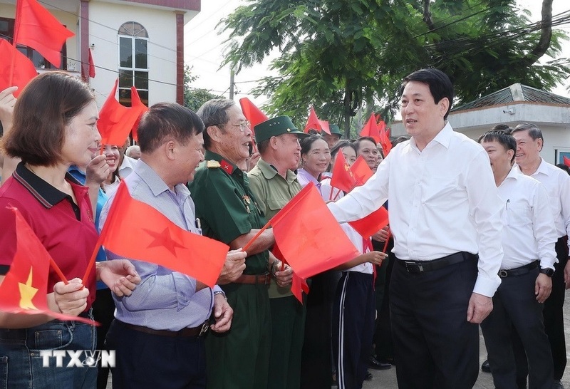 Chủ tịch nước Lương Cường với nhân dân thôn Quảng Chính 6, xã Quảng Hà, tỉnh Quảng Ninh. Ảnh: Lâm Khánh/TTXVN