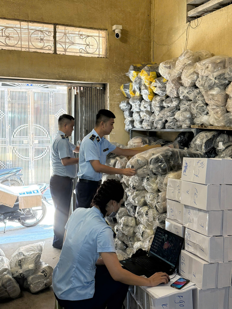 Lực lượng Quản lý thị trường Hà Nội kiểm tra một cơ sở kinh doanh hàng vi phạm quyền sở hữu trí tuệ. Ảnh: Chi cục Quản lý thị trường Hà Nội.
