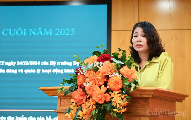 Bà Trần Thị Mai Hương, Phó Chủ tịch Ủy ban Cạnh tranh Quốc gia đã báo cáo sơ kết công tác 7 tháng đầu năm, triển khai nhiệm vụ 5 tháng cuối năm 2025.