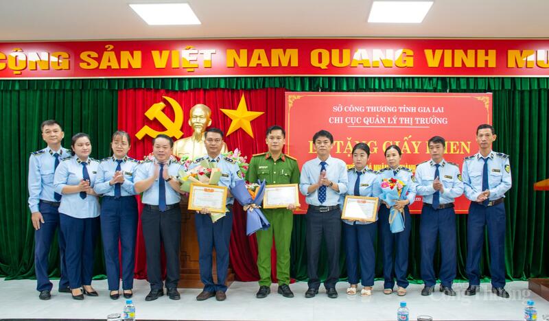 Tặng giấy khen cho 1 tập thể và 2 cá nhân có thành tích xuất sắc trong công tác phòng, chống buôn lậu, gian lận thương mại và hàng giả. Ảnh: Tấn Phát
