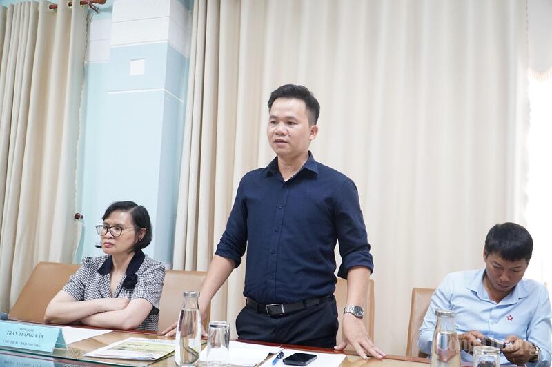 Ông Lê Văn Cương, Phó Chủ tịch UBND phường Thanh Khê, kiêm Giám đốc Trung tâm phục vụ hành chính công phường thông tin về thực hiện thủ tục hành chính công