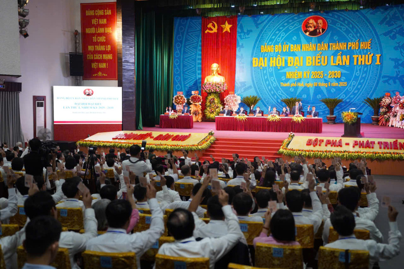 100% đại biểu biểu quyết thông qua các chỉ tiêu phát triển kinh tế - xã hội nhiệm kỳ 2025 - 2030. Ảnh:  Hiếu Minh