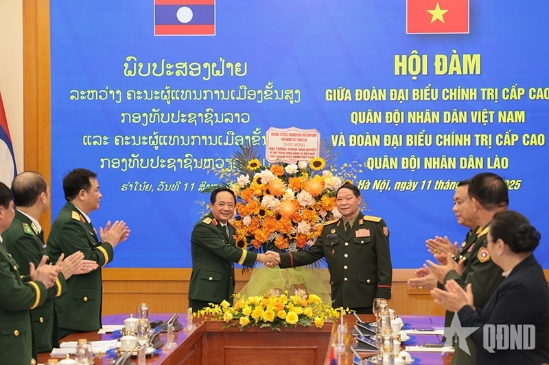 Hội đàm giữa Đại tướng Trịnh Văn Quyết và Trung tướng Vongsone Inpanphim. Ảnh: TTXVN