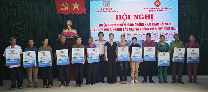 Bộ Tư lệnh Vùng Cảnh sát biển 2 tặng quà các gia đình chính sách, ngư dân có hoàn cảnh khó khăn xã Cửa Tùng, tỉnh Quảng Trị