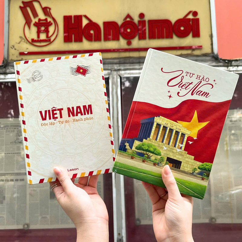 Khăn, quạt, sổ tay, bình giữ nhiệt... được Lason sản xuất lấy cảm hứng từ màu sắc và hình ảnh của Tổ quốc. Ảnh: Nhân vật cung cấp