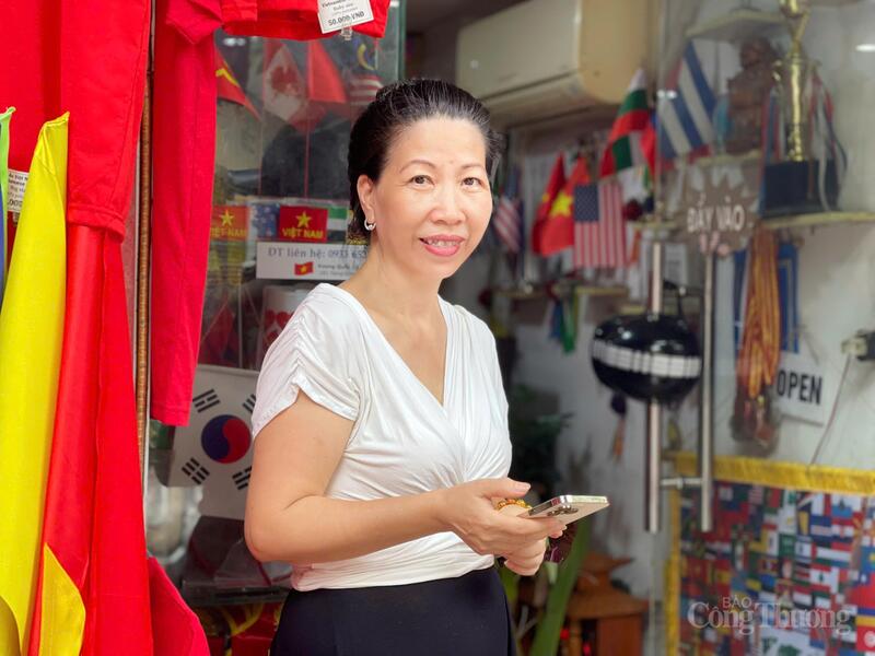 Cô Đặng Lệ Hương - chủ cửa hàng bán đồ lưu niệm, quà tặng trên phố Hàng Bông trao đổi với phóng viên Báo Công Thương