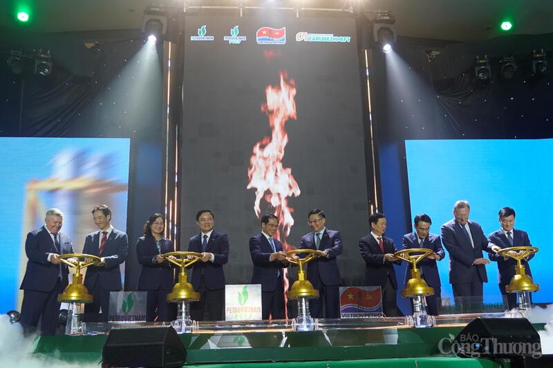 Các đại biểu thực hiện nghi thức mừng đón dòng dầu đầu tiên từ mỏ Kình Ngư Trắng. Ảnh: Nguyễn Ngọc