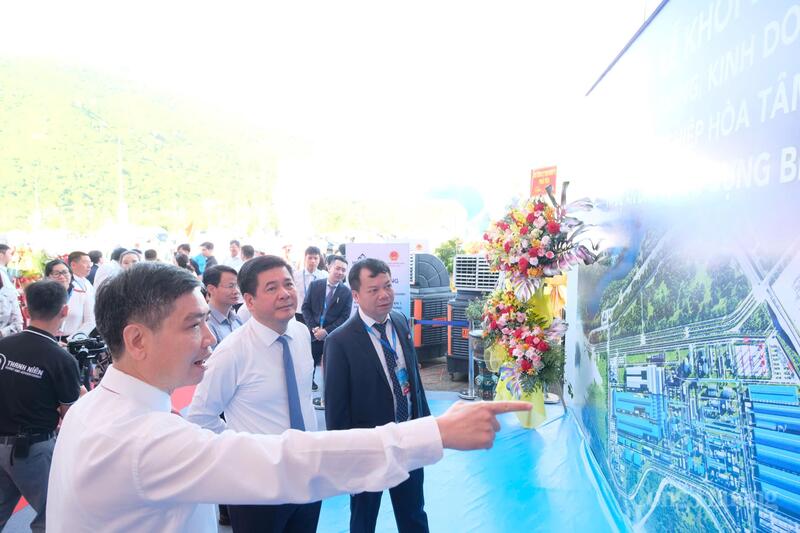 Chủ tịch UBND tỉnh Đắk Lắk Tạ Anh Tuấn trao đổi với Bộ trưởng Bộ Công Thương Nguyễn Hồng Diên về quy mô Dự án. Ảnh: Lê Sơn