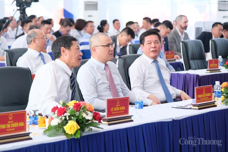 Các đồng chí lãnh đạo bộ, ngành Trung ương dự Lễ công Dự án đầu tư xây dựng Cảng Bãi Gốc và Dự án đầu tư xây dựng và kết cấu hạ tầng Khu công nghiệp Hoà Tâm tại xã Hoà Xuân, tỉnh Đắk Lắk. Ảnh: Lê Sơn