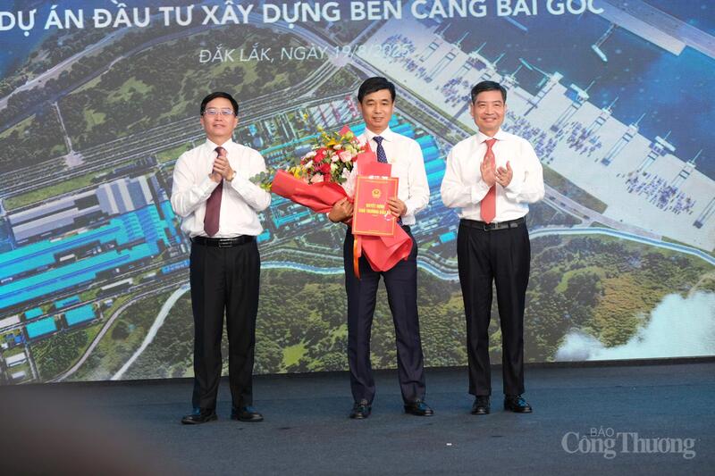 Đồng chí Nguyễn Đình Trung, Uỷ viên Ban Chấp hành Trung ương Đảng, Bí thư Tỉnh uỷ Đắk Lắk tặng hoa chúc mừng tại buổi Lễ khởi công dự án xây dựng Cảng Bãi Gốc. Ảnh: Lê Sơn