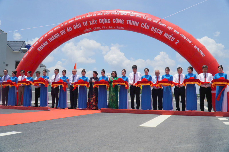 Đại biểu thực hiện nghi thức cắt băng khánh thành cầu Rạch Miễu 2. Ảnh: CTV