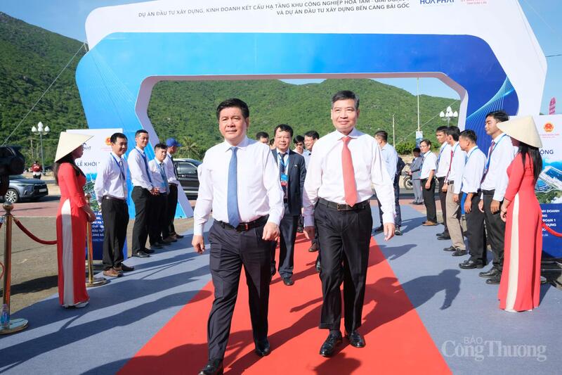 Bộ trưởng Bộ Công Thương Nguyễn Hồng Diên (trái) cùng với Chủ tịch UBND tỉnh Đắk Lắk Tạ Anh Tuấn (phải) dự buổi Lễ khởi công. Ảnh: Lê Sơn