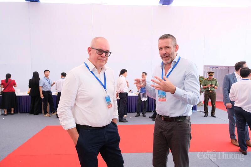 Đại diện đối tác nước ngoài trao đổi bên lề buổi Lễ. Ảnh: Lê Sơn