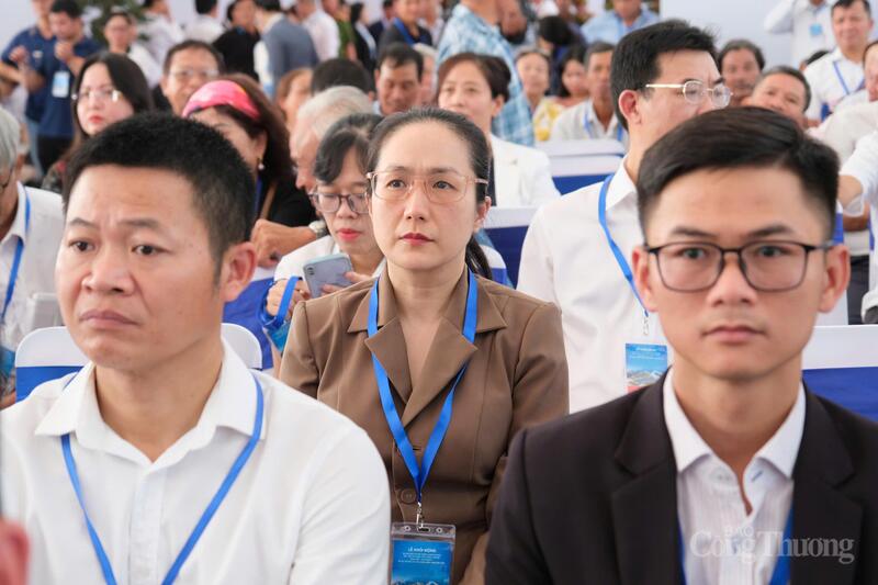 Các đại biểu dự buổi Lễ khởi công Cảng Bãi Gốc. Ảnh: Lê Sơn