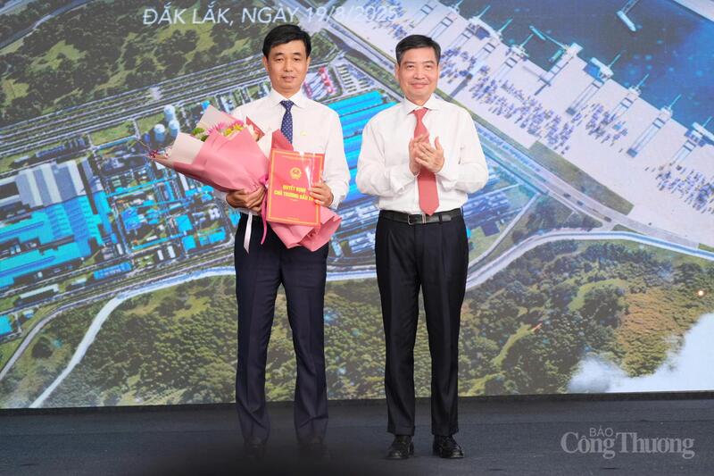 Chủ tịch UBND tỉnh Đắk Lắk Tạ Anh Tuấn (bên phải) trao quyết định chủ trương đầu tư dự án xây dựng bến Cảng Bãi Gốc. Ảnh: Lê Sơn