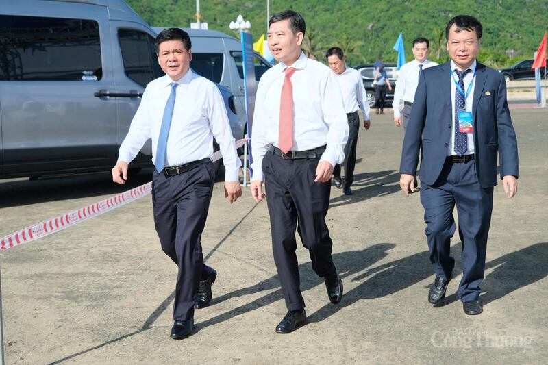 Bộ trưởng Bộ Công Thương Nguyễn Hồng Diên thị sát thực tế tại Dự án. Ảnh: Lê Sơn