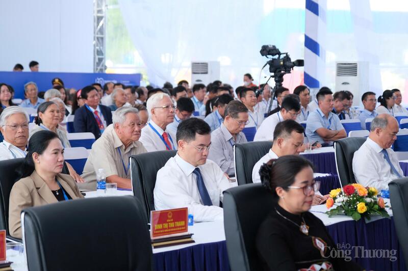 Các đại biểu Trung ương, địa phường về tham dự buổi Lễ khởi công. Ảnh: Lê Sơn