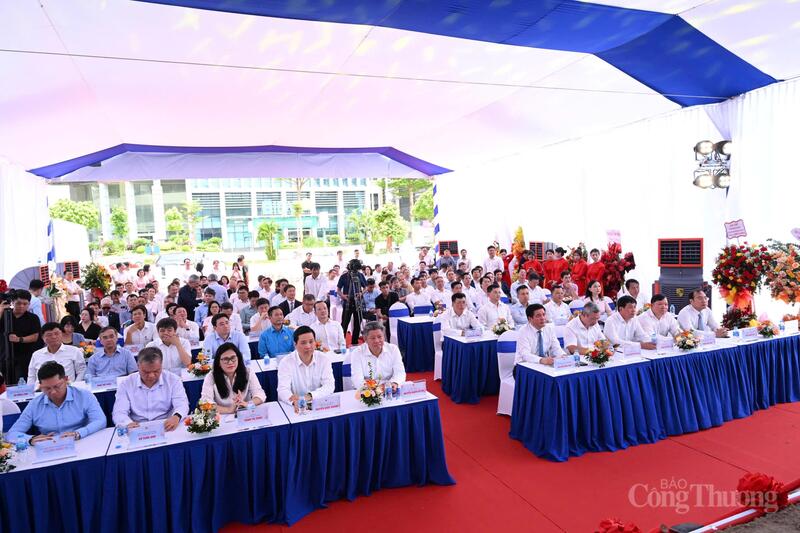 Các đại biểu tham dự lễ động thổ