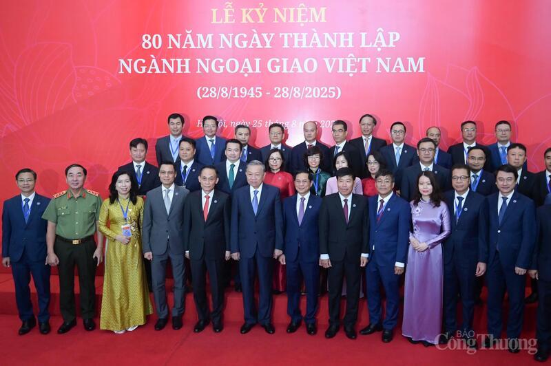 Tổng Bí thư Tô Lâm cùng lãnh đạo Đảng, Nhà nước, các bộ, ngành chụp ảnh chung tại lễ kỷ niệm 80 năm ngành Ngoại giao