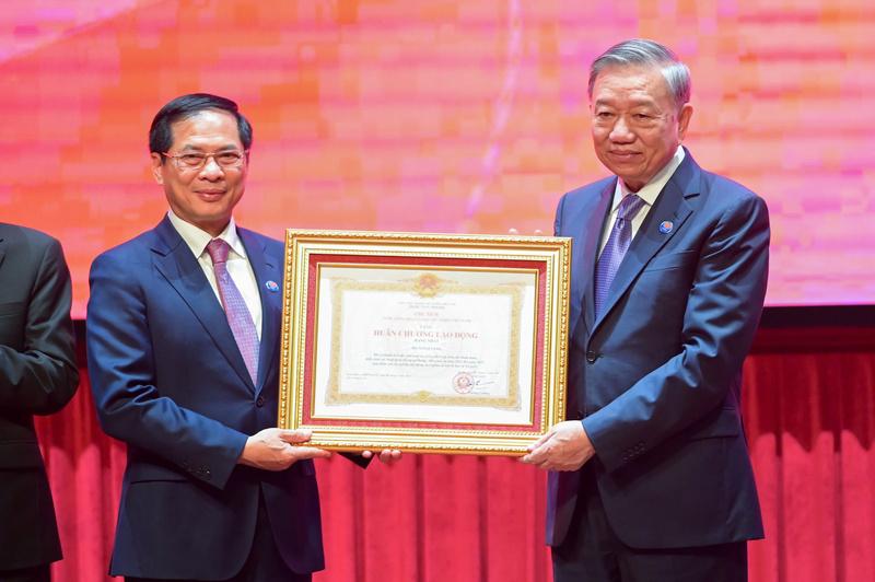 Tổng Bí thư Tô Lâm, thay mặt Đảng và Nhà nước, trao tặng Huân chương Lao động hạng Nhất cho Bộ Ngoại giao