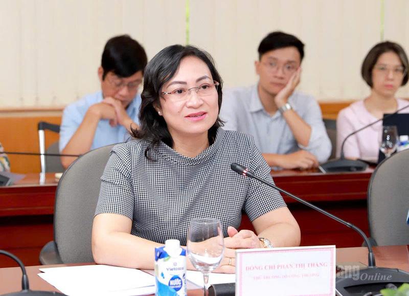 Thứ trưởng Bộ Công Thương Phan Thị Thắng ghi nhận những nỗ lực của tỉnh Tuyên Quang.
