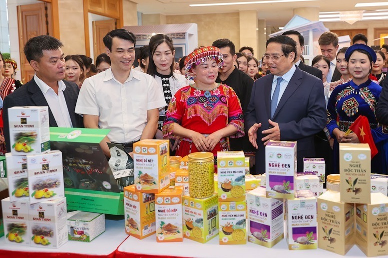 Thủ tướng tham quan một gian hàng trưng bày sản phẩm OCOP tại hội nghị - Ảnh: VGP/Nhật Bắc