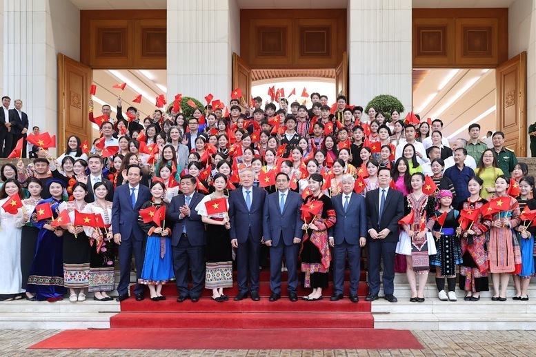 Thủ tướng Phạm Minh Chính chụp ảnh kỷ niệm cùng các đại biểu dự hội nghị - Ảnh: VGP/Nhật Bắc