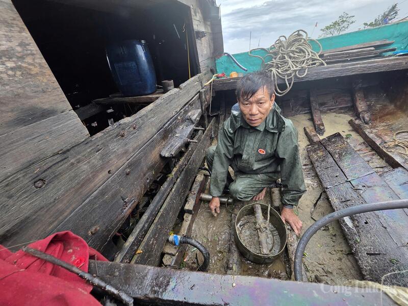Ông Nguyễn Văn Hoàng (thôn Phúc Hải, xã Thiên Cầm) cho biết, sóng to đã đẩy thuyền vào chân đê và mắc kẹt. Do gió lớn khiến tàu va đập vào nhau, hư hỏng nghiêm trọng.